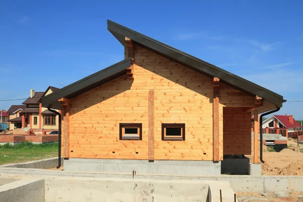 Trä bostadsbyggandet. Bad från bar — Stockfoto