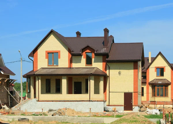 Nieuwe bakstenen cottage — Stockfoto