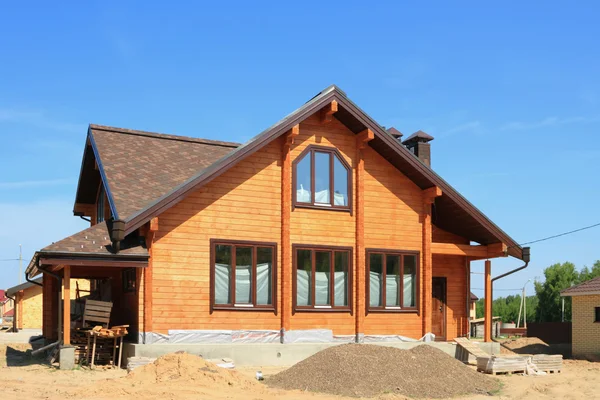 Lage land bouw. Nieuwe houten huis Rechtenvrije Stockafbeeldingen