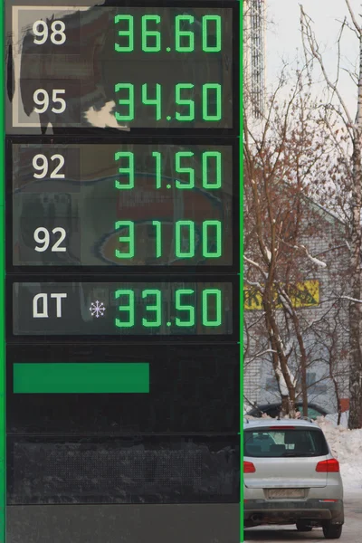 Tableau électronique des prix du carburant à la station-service — Photo