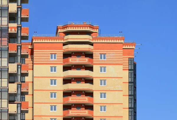 Hus fasad med balkong — Stockfoto