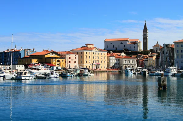 Şehir ve bağlantı noktası. Piran, Slovenya — Stok fotoğraf