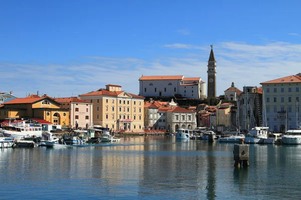 Yacht porto e città. Pirano, Slovenia — Foto Stock