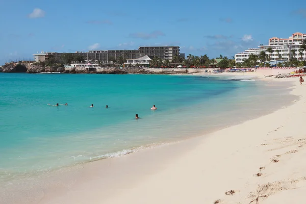 Hotéis e praia nas Ilhas do Caribe. Philipsburg, Saint-Martin — Fotografia de Stock