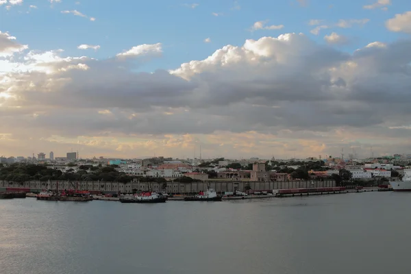 Ciudad en desembocadura del río Ozam. Santo Domingo, Dominicana —  Fotos de Stock