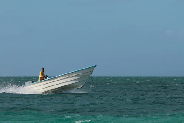 Barco a motor em alto mar — Fotografia de Stock