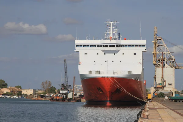 Osobní a nákladní trajekty kotví v přístavu — Stock fotografie