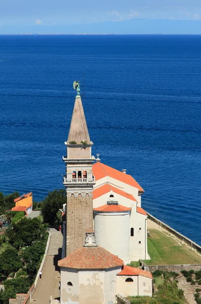 Świątynia i morze. Piran, Słowenia — Zdjęcie stockowe