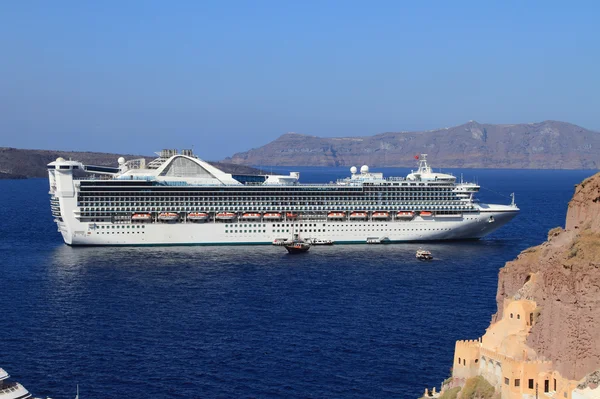 Transatlántico en Cícladas. Santorini, Grecia — Foto de Stock