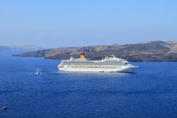 Transatlántico en ataque. Santorini, Grecia — Foto de Stock