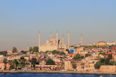 Istanbul, Türkiye. Sarayı cape ve Sultanahmet Camii