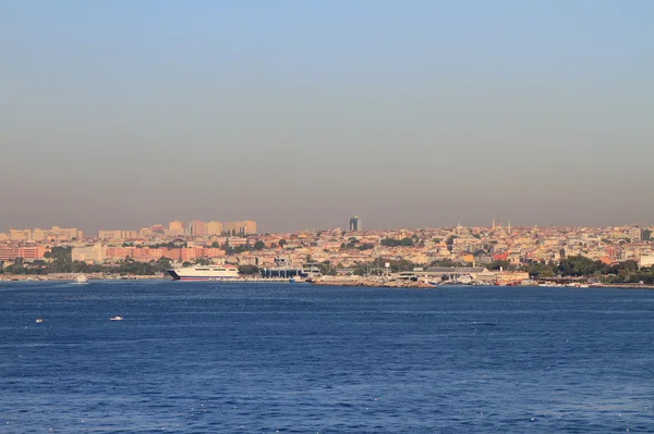 City on seashore. Istanbul, Turkey — Stock Photo, Image