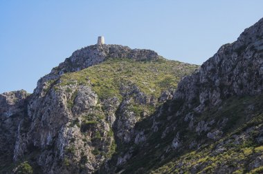 Antik watchtower dağlarda. Formentor, Majorca, İspanya