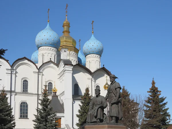 Monumento a los arquitectos del Kremlin de Kazán y la Catedral de la Anunciación. Kazán, Tartaristán, Rusia — Foto de Stock