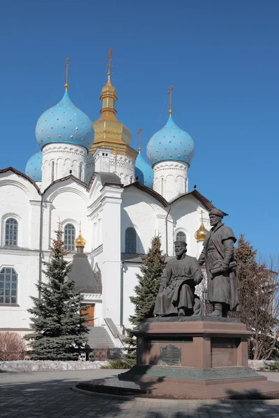 Annunciation Cathedral and monument to architects of Kazan Kremlin. Kazan, Tatarstan, Russia — Stock Photo, Image