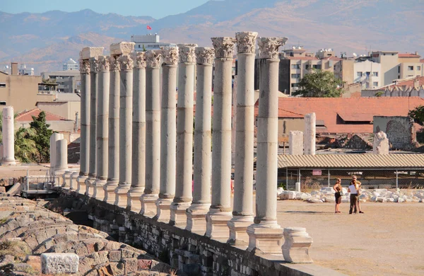 Antik Roma colonnade, Agora yeniden inşası. Izmir, Türkiye