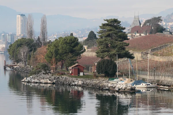 Sahil Cenevre Gölü'nün üzerinde Ocak ayında. Veito Chillon, İsviçre — Stok fotoğraf