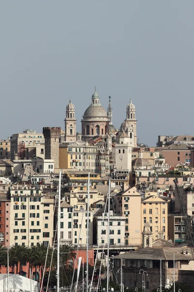 Ville et temple sur la colline. Gênes, Italie — Photo