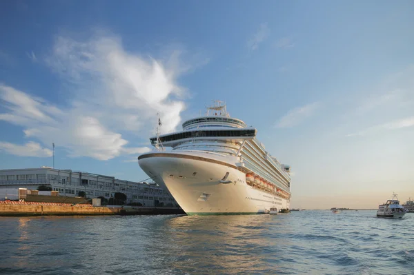 Cruise liner. Venezia, Italy — Stock Photo, Image