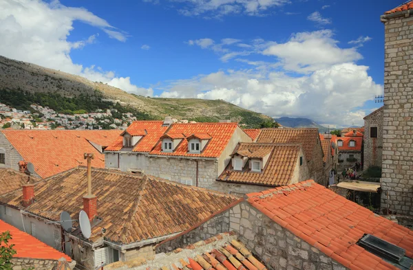 Röda takåsarna i gamla stan. Dubrovnik, Kroatien — Stockfoto