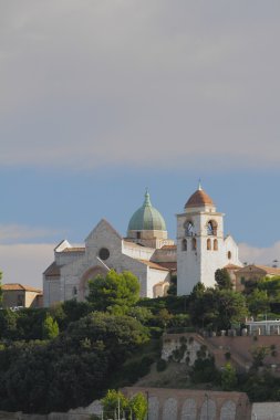 Hill ve kilise. Ancona, İtalya
