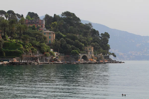 Een beroep doen op rotsachtige kust. Santa Margherita Ligura, Genoa, Italië — Stockfoto