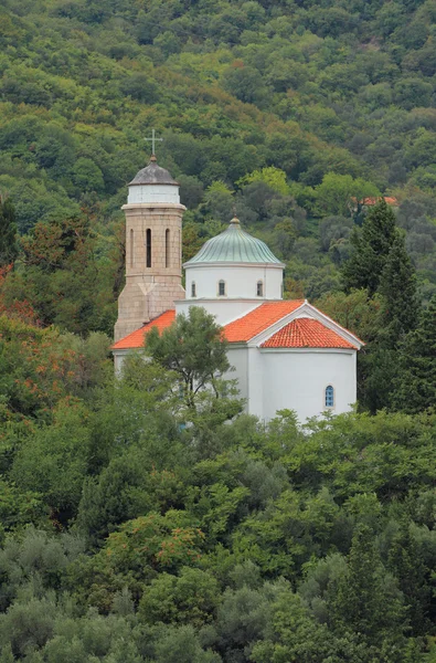 Igreja na encosta. Kotor gulf, Montenegro — Fotografia de Stock