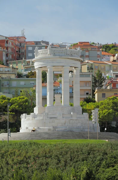 Памятник пал на площади IV ноября. Анкона, Италия — стоковое фото
