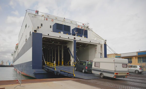 Carga de minibús con remolque en ferry. Ancona, Italia —  Fotos de Stock