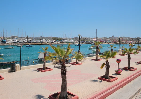 Embankment, Marsamkhet harbor. Gzira, Malta — Stock Photo, Image