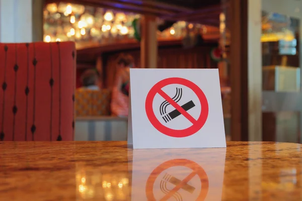 "Sigara İçilmez" plaka, kafede masa — Stok fotoğraf