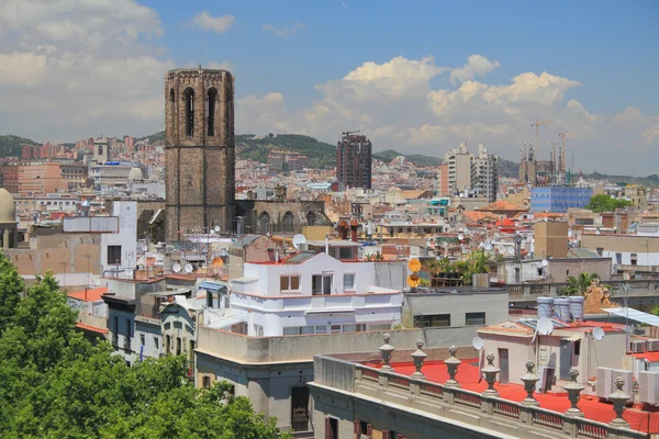 Daken en huizen van Europese stad. Barcelona, Spanje Spanje — Stockfoto