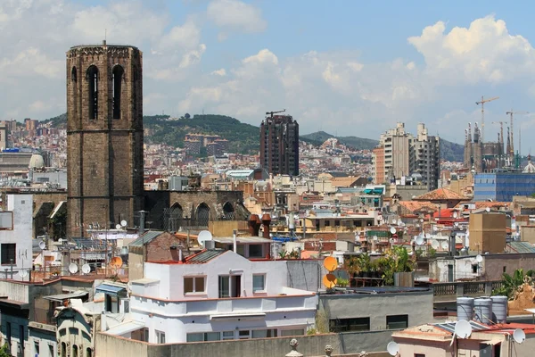 Campanario de catedral, casa y techo. Barcelona, España — Foto de Stock