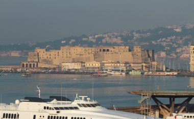 Kastel-del-Ovo eski kale. Napoli, İtalya