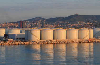 Yakıt ve kargo karmaşık bağlantı noktası. Barcelona, İspanya