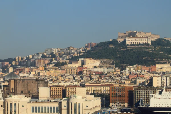 Staden på kullen. Neapel, Italien — Stockfoto