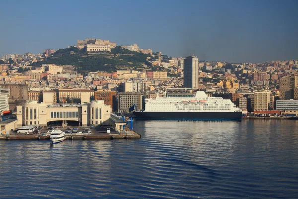 Terminálu, přístav a město. Naples, Itálie — Stock fotografie