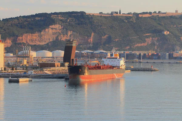 Üzemanyag és a rakomány tartályhajó port. Barcelona, Spanyolország — Stock Fotó