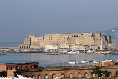 Akdeniz üzerinde antik kale. Napoli, İtalya