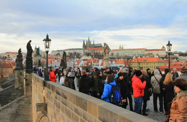 観光客 Karlov 橋の上。プラハ, チェコ共和国 — ストック写真