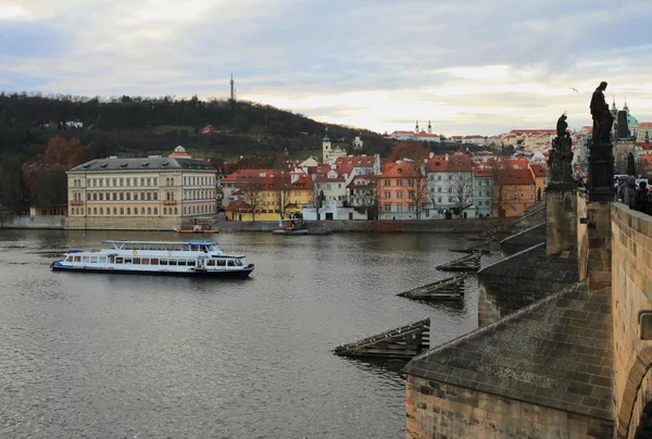 Fluss und Stadt. Prag, Tschechische Republik — Stockfoto
