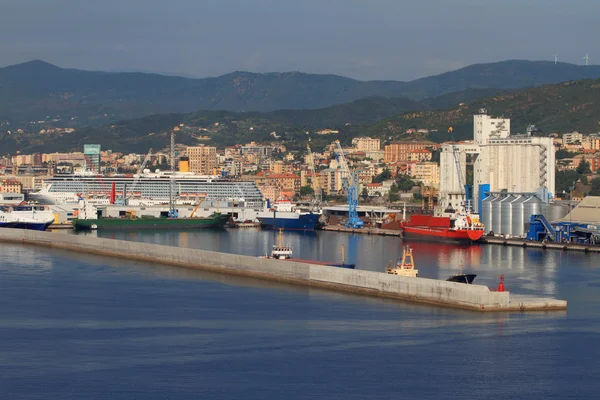 Kikötő város a Földközi-tengerre. Savona, Olaszország — Stock Fotó