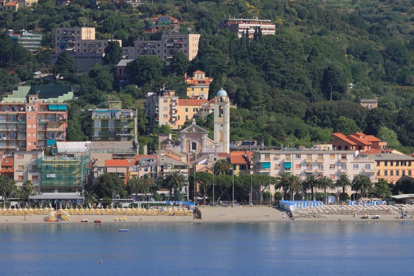 Letovisko na pobřeží moře. Albissola Marina, Savona, Itálie — Stock fotografie