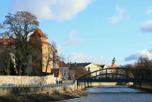 Embankment, rivier, brug. Ceske Budejovice, Tsjechië — Stockfoto