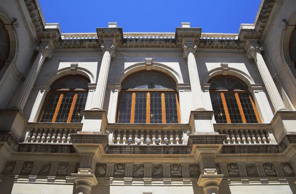 Gevel van het gebouw. Venetiaanse loggia. Iraklion, Griekenland — Stockfoto