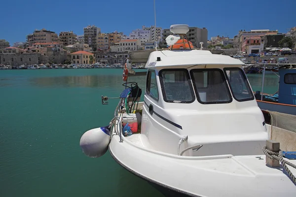 Barco pesquero en puerto. Iraklion, Creta, Grecia — Foto de Stock