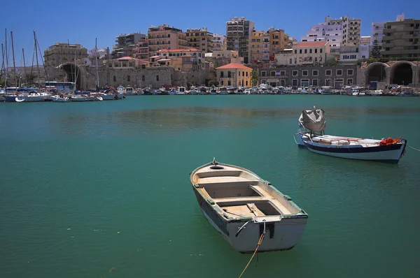 Puerto y ciudad mediterránea. Iraklion, Creta, Grecia — Foto de Stock