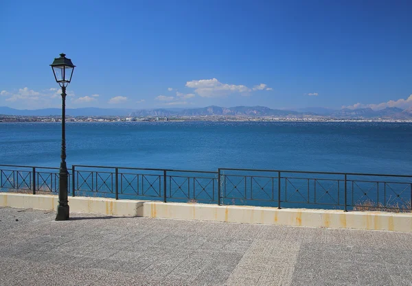 Embankment con lámparas. Golfo de Corinto, Lutraki, Grecia — Foto de Stock