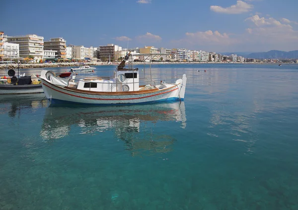 Cidade-resort mediterrânea. Lutraki, Grécia — Fotografia de Stock