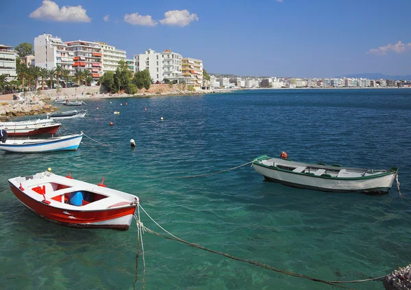 Båtar i viken. Lutraki, Grekland — Stockfoto